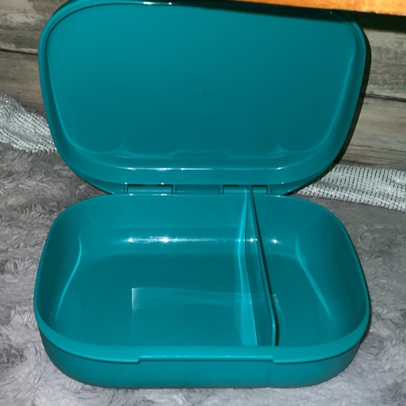 Tupperware Aqua Lunch Container - Picture 4 of 7